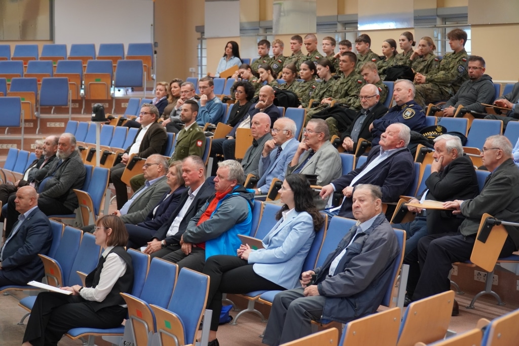 Spotkanie promujące książkę o garnizonie wojskowym w Jarosławiu, publiczność w sali
