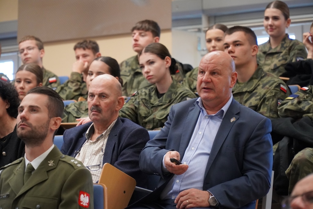 Ludzie na spotkaniu promującym książkę o garnizonie wojskowym w Jarosławiu.