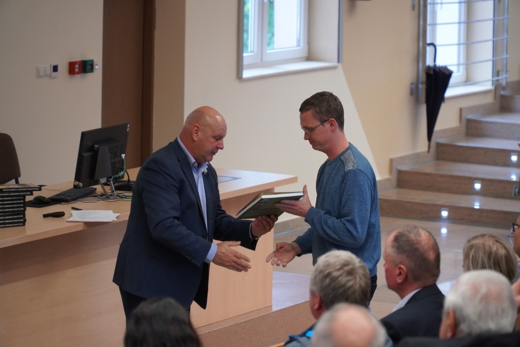 Wręczenie książki "Garnizon wojskowy w Jarosławiu" podczas spotkania promocyjnego.