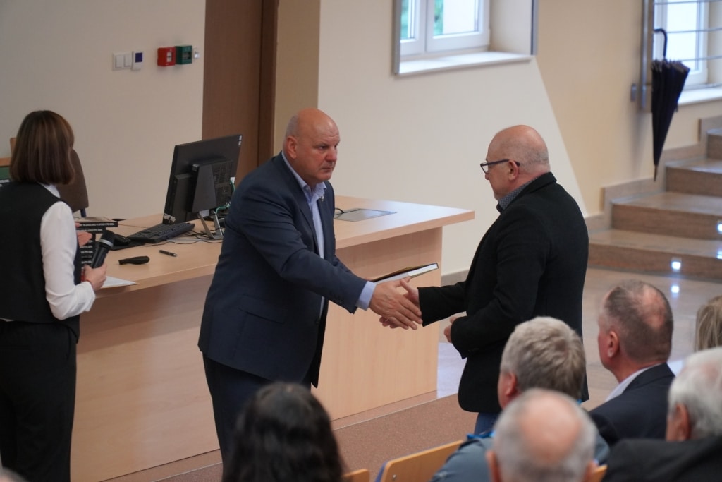 Wręczenie książki „Garnizon wojskowy w Jarosławiu” podczas spotkania promocyjnego.