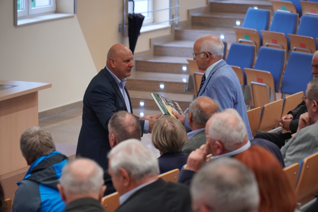 Spotkanie promujące książkę „Garnizon wojskowy w Jarosławiu”: wręczenie publikacji