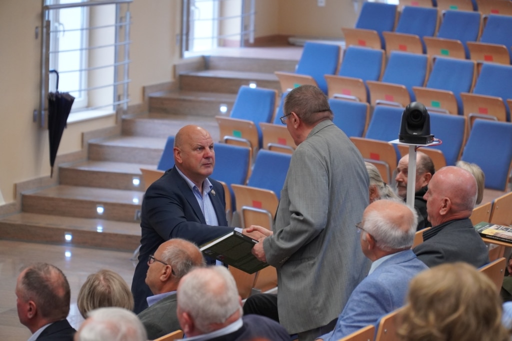 Spotkanie promujące książkę „Garnizon wojskowy w Jarosławiu”: wręczenie publikacji