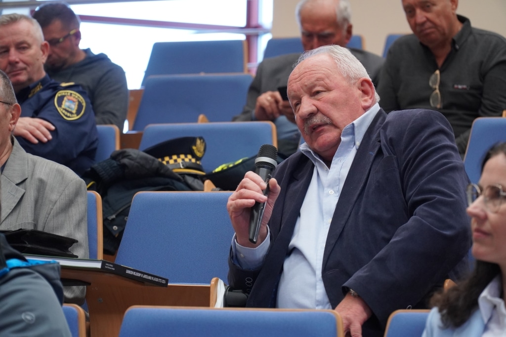 Spotkanie promujące książkę o garnizonie wojskowym w Jarosławiu, mężczyzna z mikrofonem