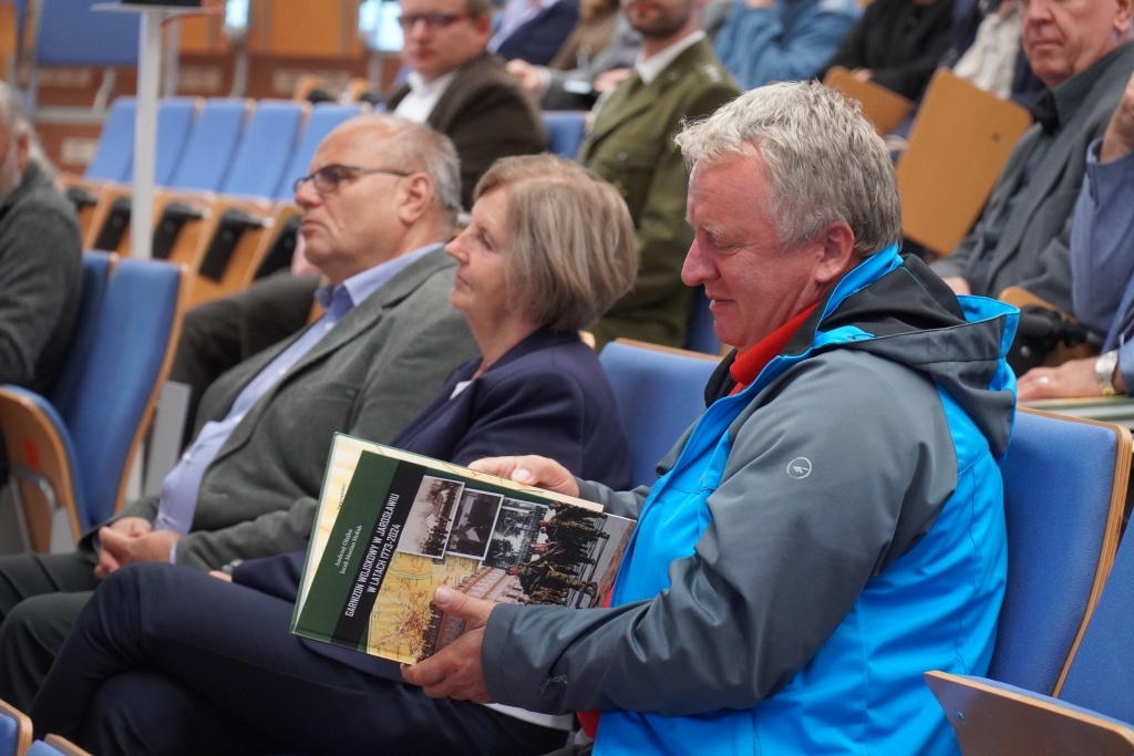 Spotkanie promocyjne książki „Garnizon wojskowy w Jarosławiu”: mężczyzna czyta
