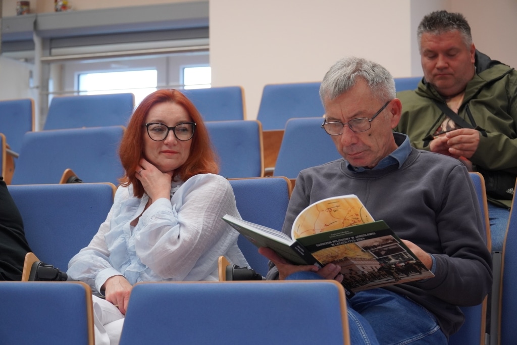 Spotkanie promujące książkę „Garnizon wojskowy w Jarosławiu”: ludzie w sali