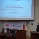 Konferencja dla dyrektorów szkół: Dyrektorzy i prelegenci na scenie w Jarosławiu.