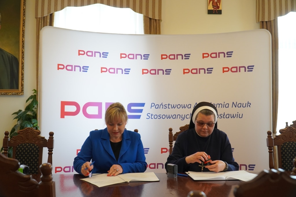 Uroczyste podpisanie porozumień o współpracy przez Państwową Akademię Nauk Stosowanych w Sanoku.