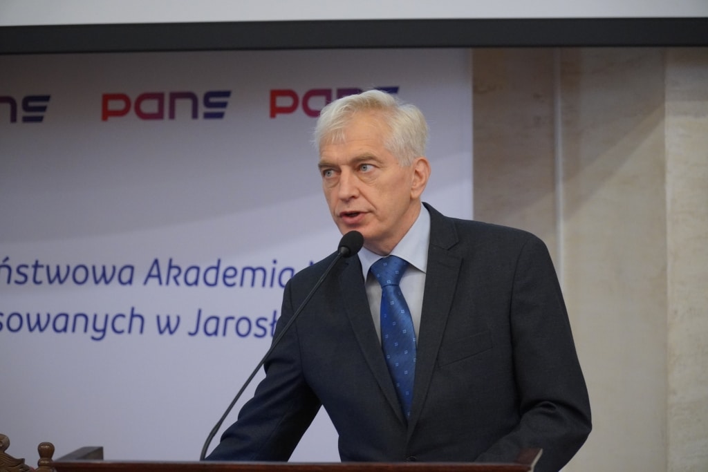 Dyrektor PANS w Jarosławiu przemawia na konferencji dla dyrektorów szkół.
