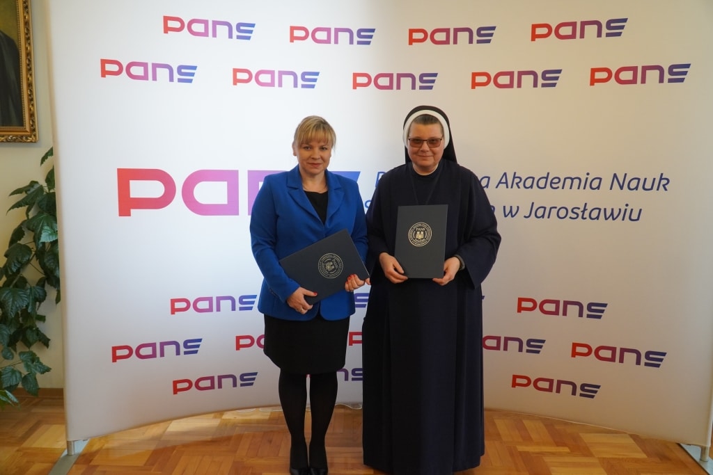 Podpisanie porozumień o współpracy PANS Jarosław: dyr. i siostra zakonna