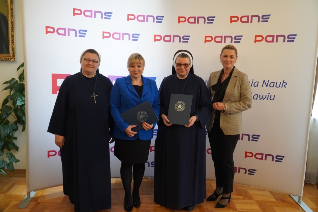Uroczyste podpisanie porozumień o współpracy przez siostry zakonne i przedstawicielki PANS.