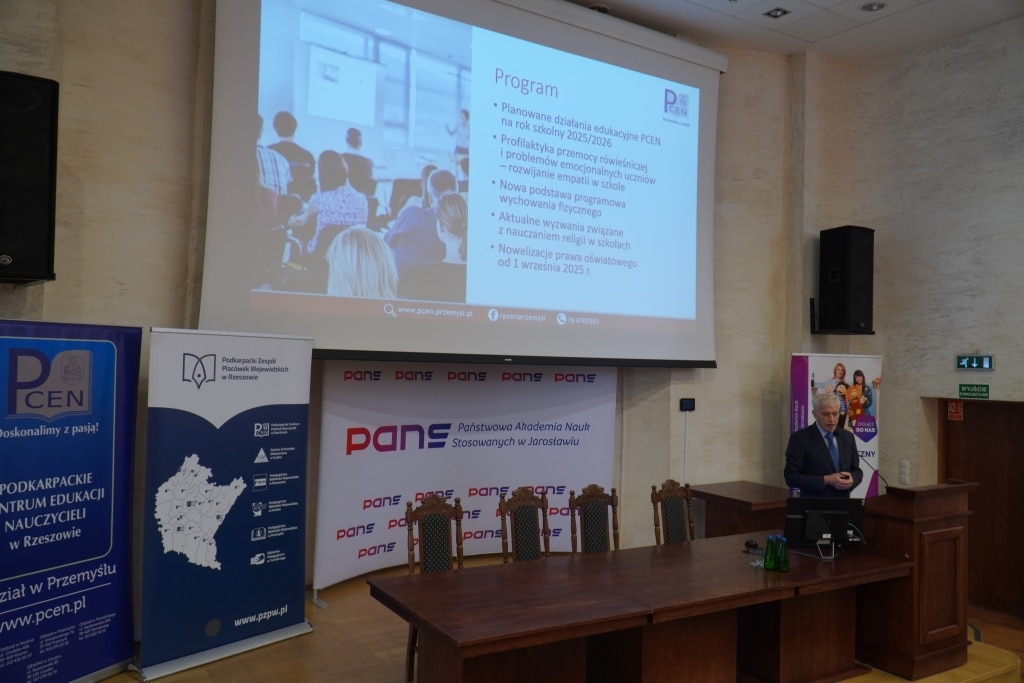 Konferencja dla dyrektorów szkół: prezentacja o planowanej edukacji PCEN.