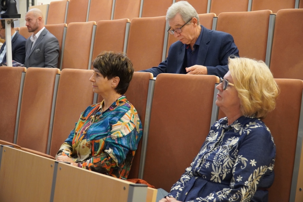 Uczestnicy konferencji dla dyrektorów szkół w sali wykładowej.
