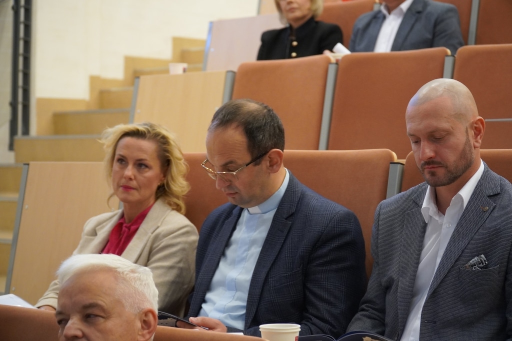 Uczestnicy konferencji dla dyrektorów szkół w sali wykładowej