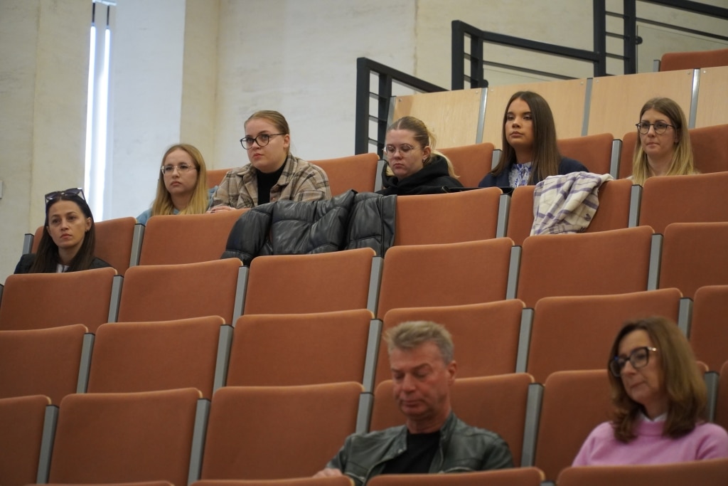 Uczestnicy konferencji dla dyrektorów szkół w sali wykładowej