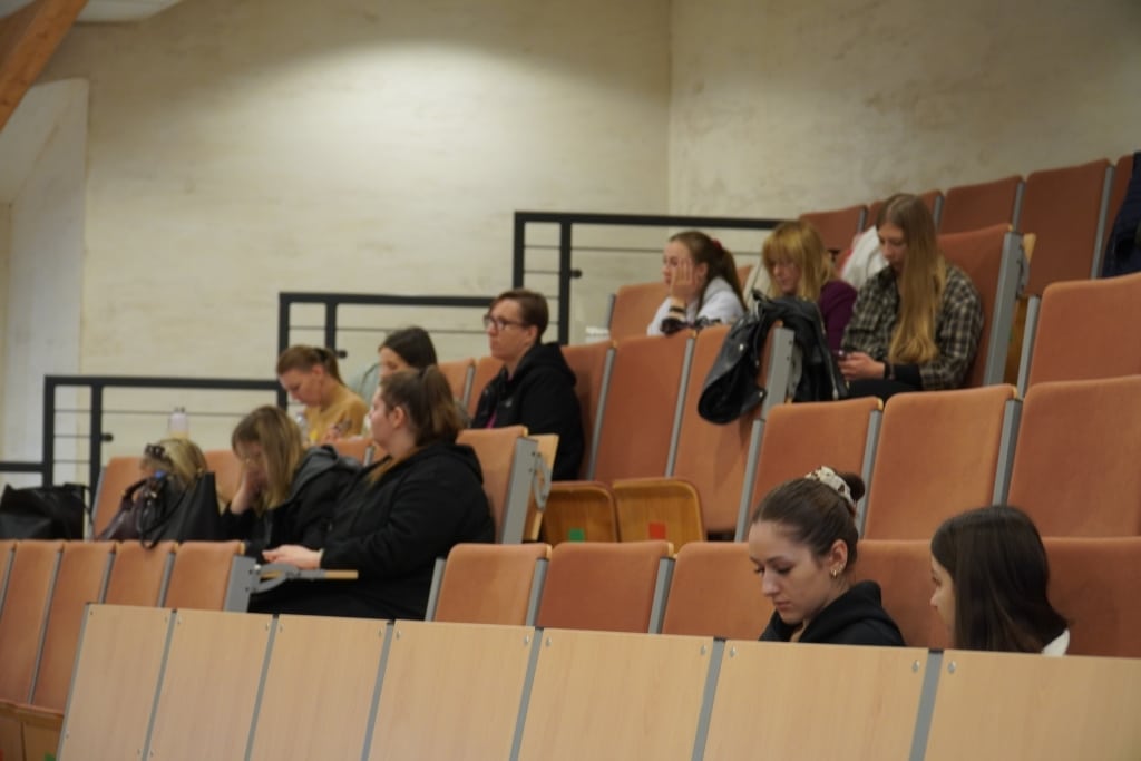 Uczestnicy konferencji dla dyrektorów szkół w sali wykładowej