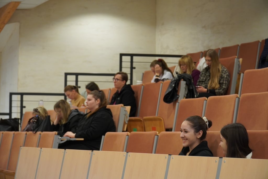 Uczestnicy konferencji dyrektorów szkół w sali wykładowej