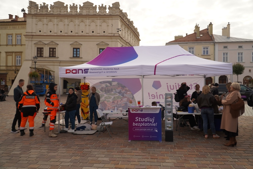 Stoisko PANS w Jarosławiu na Dniu Profilaktyki - studenci i ratownicy