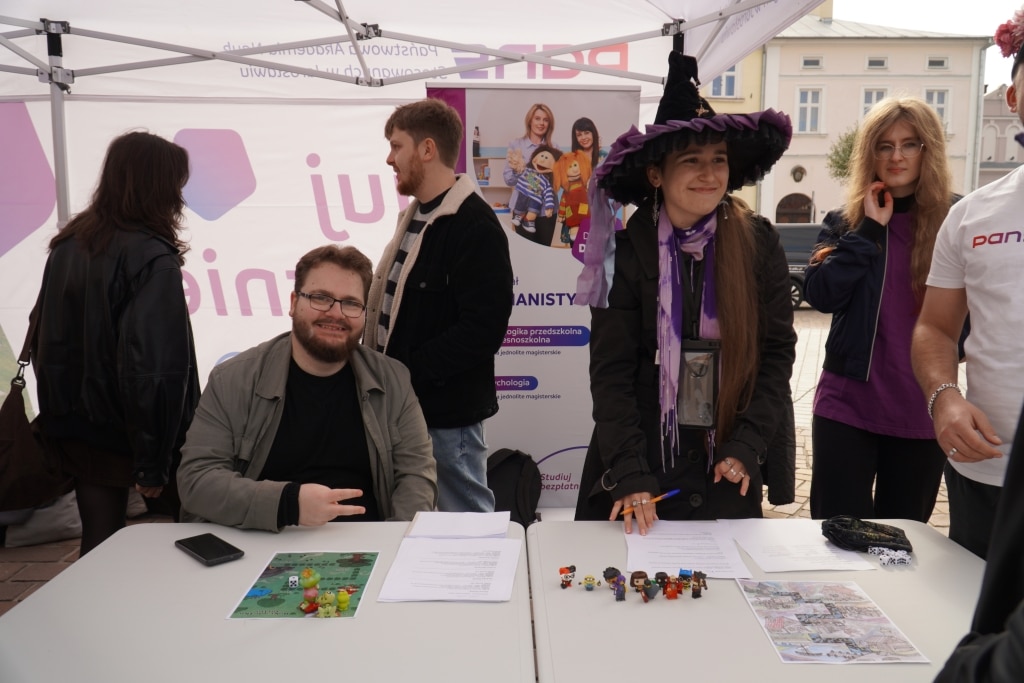 Studenci PANS w Jarosławiu na Dniu Profilaktyki, prezentują materiały edukacyjne.