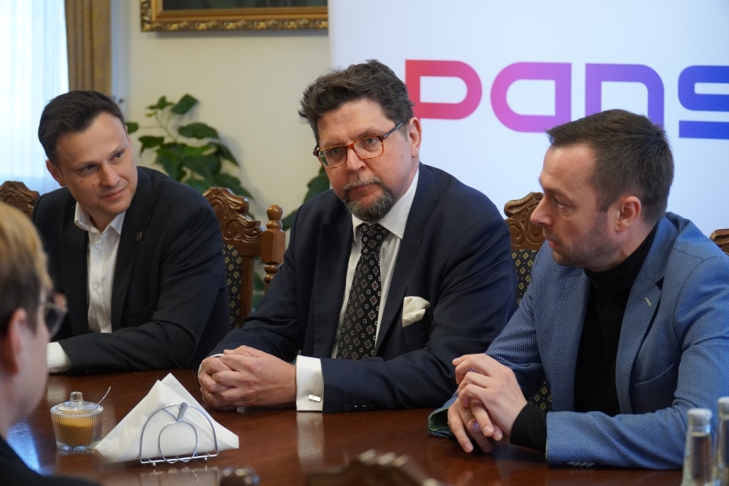 Spotkanie z prof. Andrzejem Szeptyckim i współpracownikami przy stole