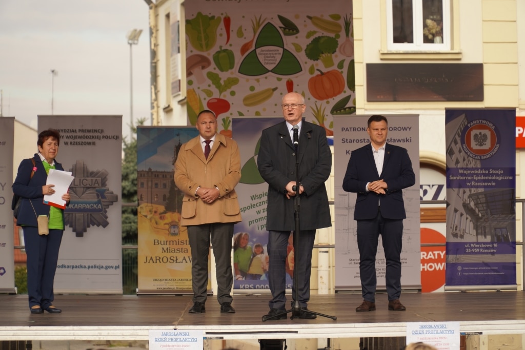Studenci PANS Jarosław na Dniu Profilaktyki: przemówienie na scenie