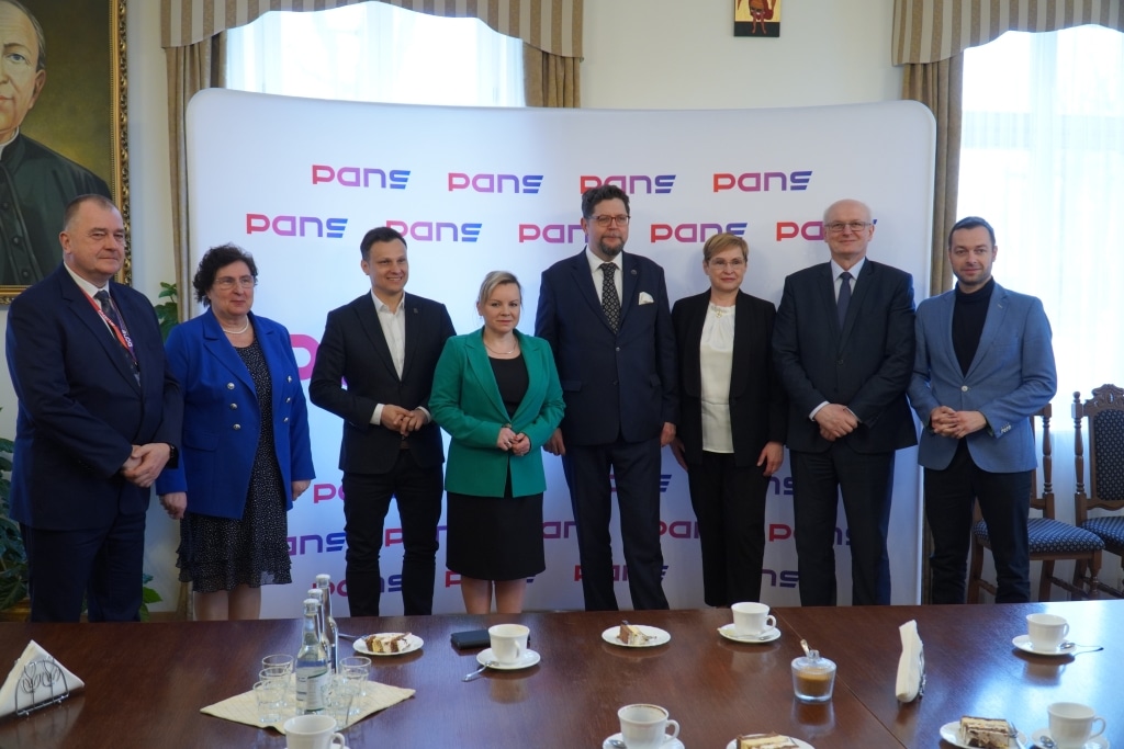 Spotkanie z prof. Andrzejem Szeptyckim i innymi osobami przy stole