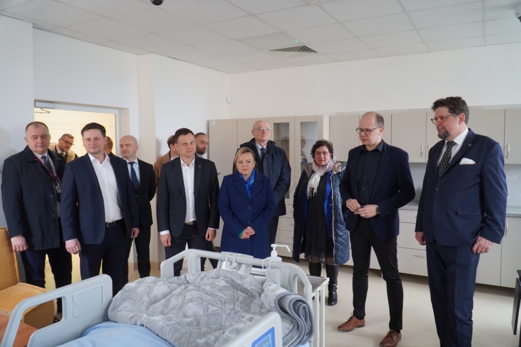 Grupa osób w tym prof. Andrzej Szeptycki w sali szpitalnej