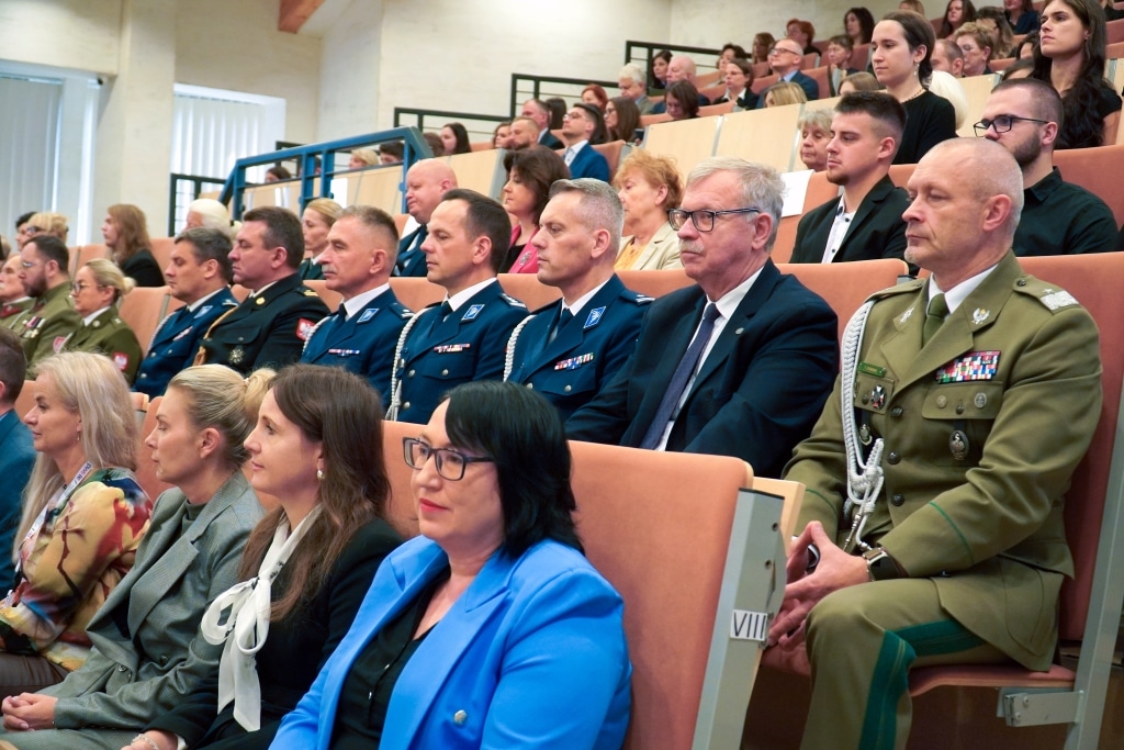 Uroczysta inauguracja roku akademickiego z udziałem gości w togach i mundurach.