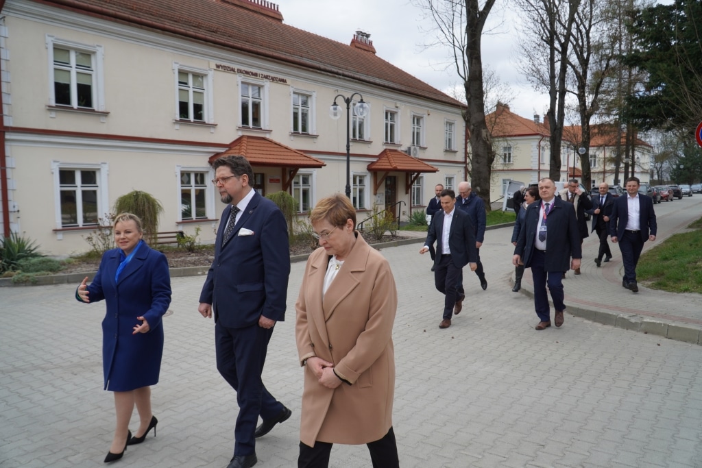 Spotkanie z prof. Andrzejem Szeptyckim – grupa osób idzie przed budynkiem.