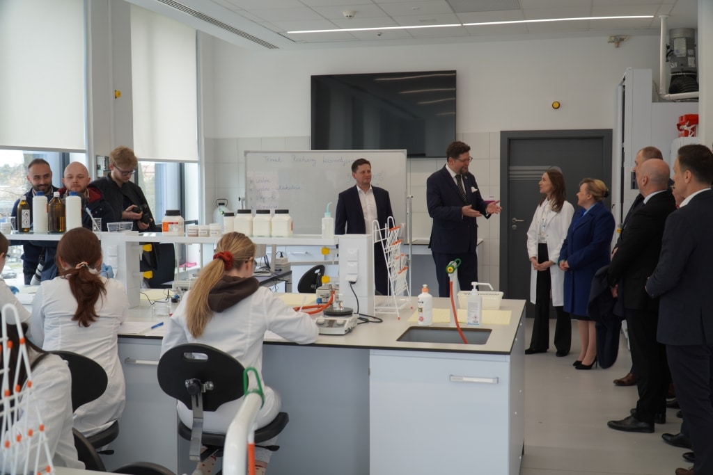 Prof. Andrzej Szeptycki w laboratorium, spotkanie z naukowcami