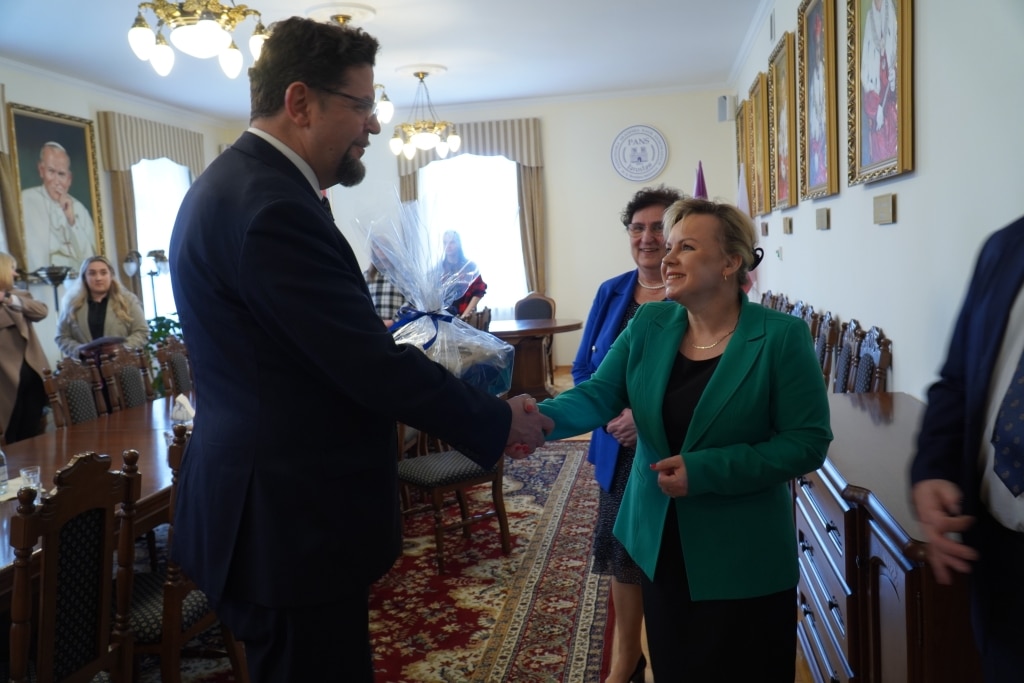Prof. Andrzej Szeptycki wita gości w sali konferencyjnej