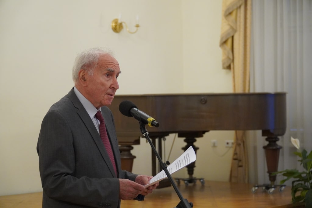 Profesor przemawia podczas inauguracji roku akademickiego Akademii Trzeciego Wieku.
