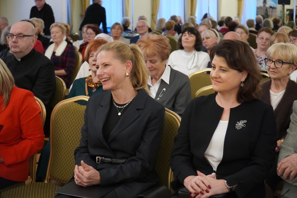 Inauguracja roku akademickiego Akademii Trzeciego Wieku: Uczestnicy siedzą w sali.