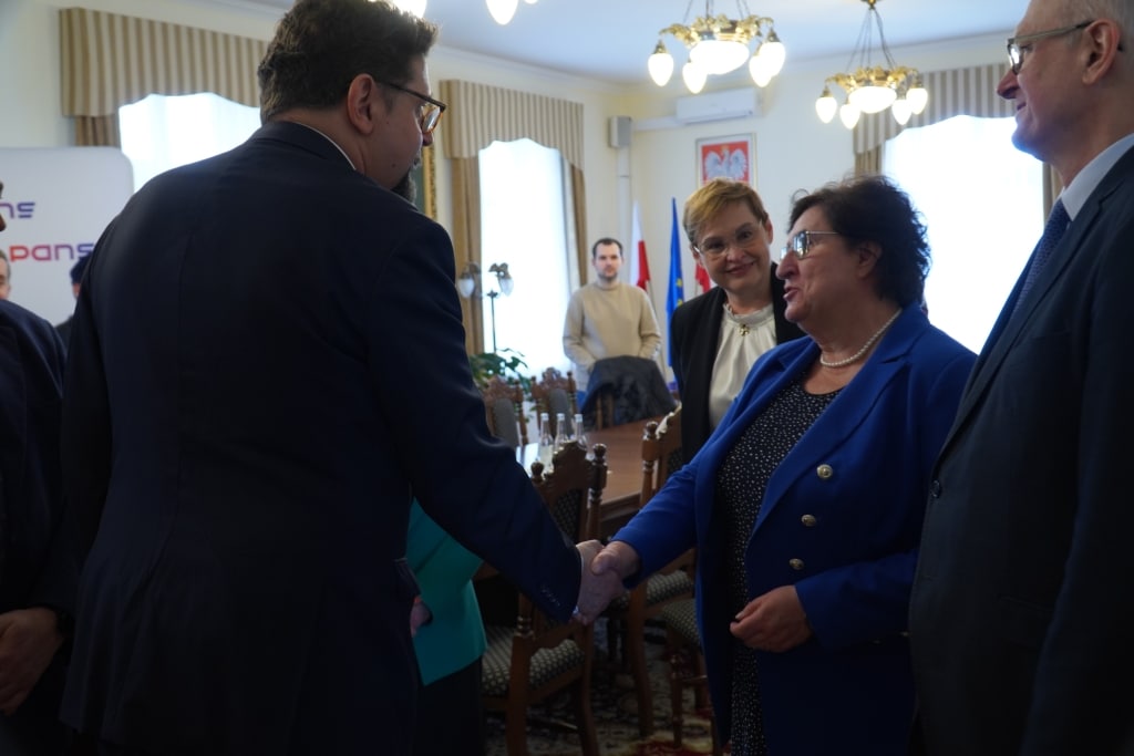 Prof. Andrzej Szeptycki wita gości na spotkaniu w gabinecie