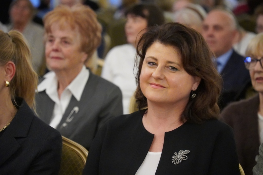 Kobieta w czarnej marynarce na inauguracji roku akademickiego Akademii Trzeciego Wieku.