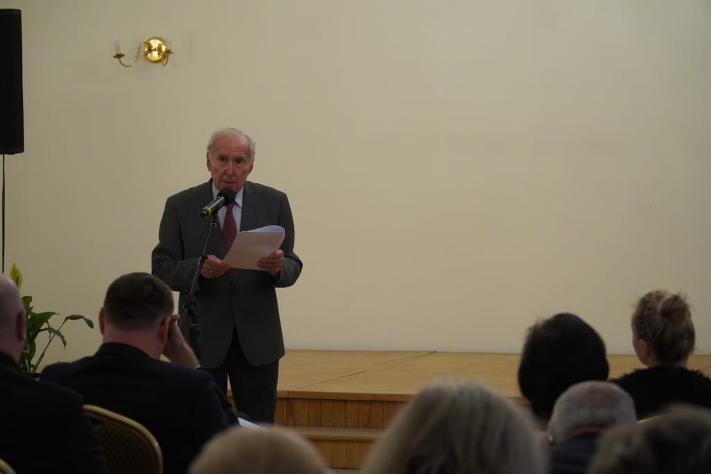 Inauguracja roku akademickiego ATW: starszy mężczyzna przemawia