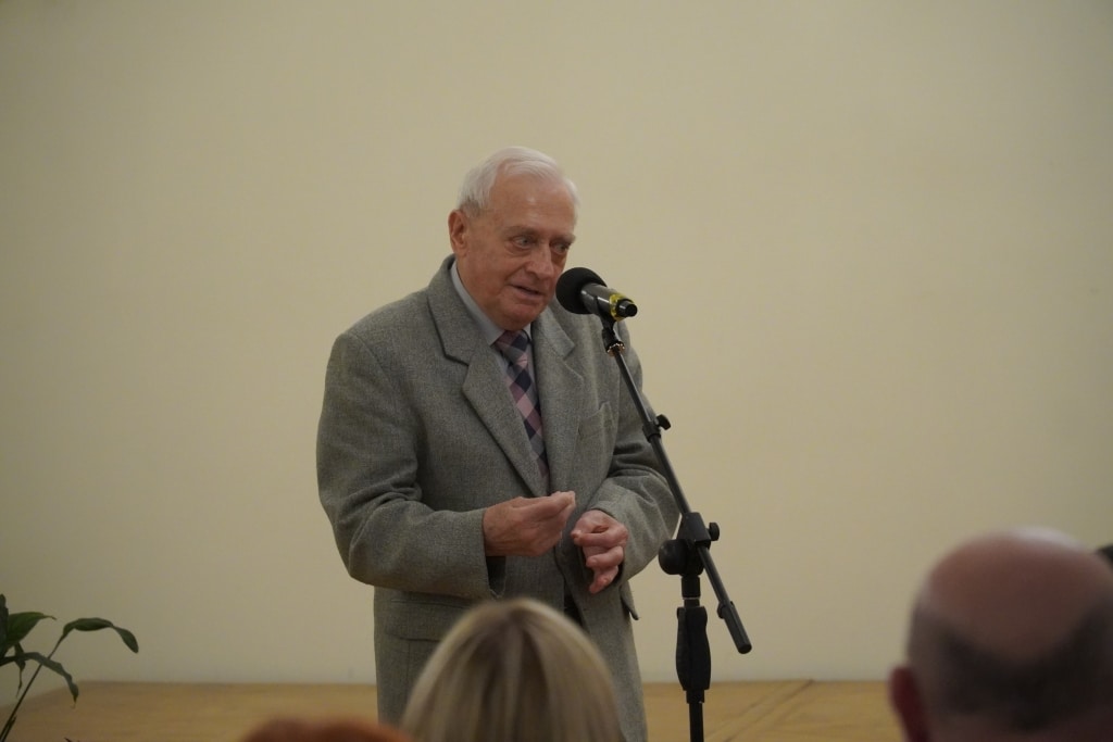 Profesor podczas inauguracji roku akademickiego Akademii Trzeciego Wieku