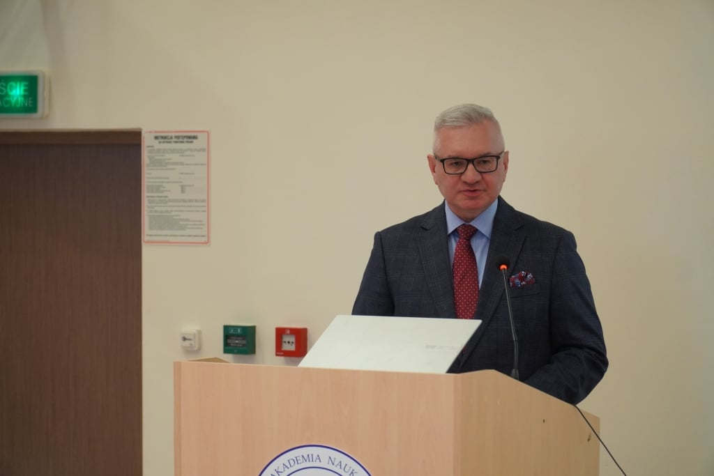 Mężczyzna w garniturze przemawia na konferencji naukowej "Aktywność fizyczna a sprawność funkcjonalna