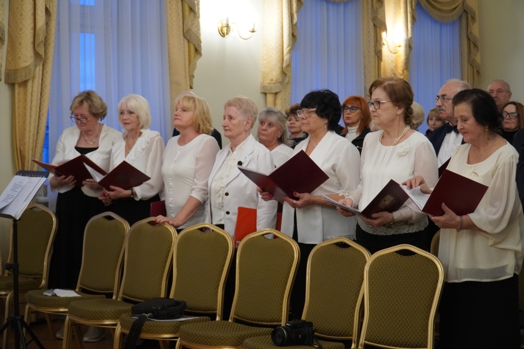 Chór Akademii Trzeciego Wieku podczas inauguracji roku akademickiego.