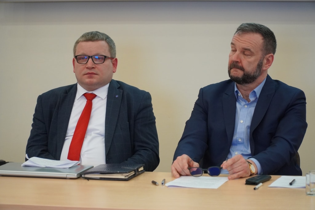 Dwóch mężczyzn w garniturach podczas IX Konferencji Naukowej "Aktywność fizyczna a sprawność funkcjonalna