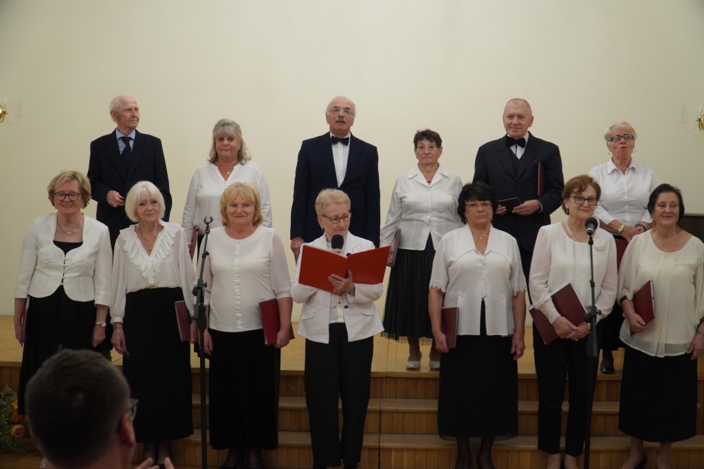 Chór Akademii Trzeciego Wieku podczas inauguracji roku akademickiego.