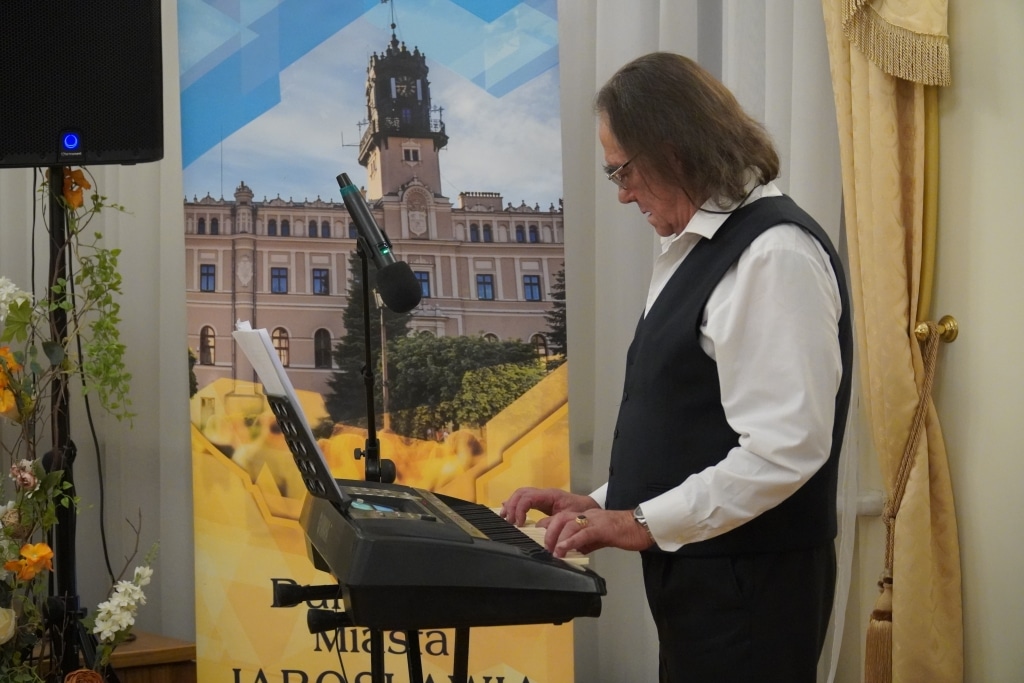 Mężczyzna gra na keyboardzie podczas inauguracji roku akademickiego Akademii Trzeciego Wieku.