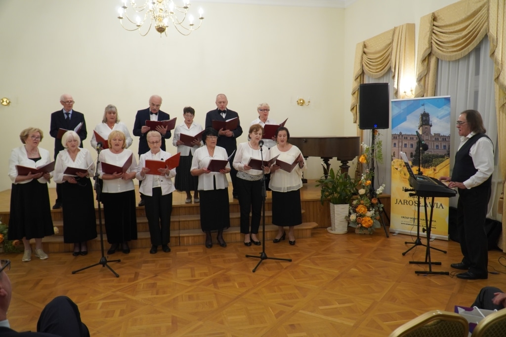 Chór Akademii Trzeciego Wieku podczas inauguracji roku akademickiego