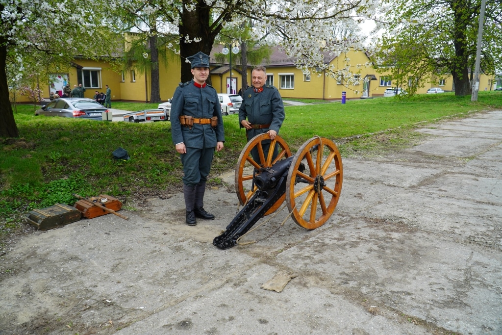 Dwóch mężczyzn w strojach historycznych przy armacie polowej podczas Święta 21. Dywizjonu Artylerii Przeciwlotniczej.