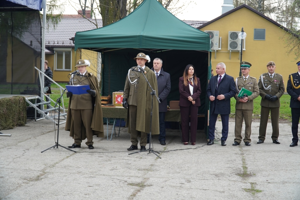 Uroczystość 21. Dywizjonu Artylerii Przeciwlotniczej: wręczenie odznaczeń wojskowych.