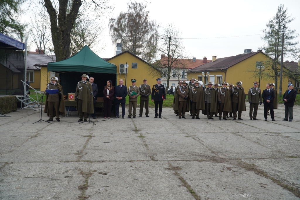 Uroczystość 21. Dywizjonu Artylerii Przeciwlotniczej z udziałem żołnierzy w mundurach.