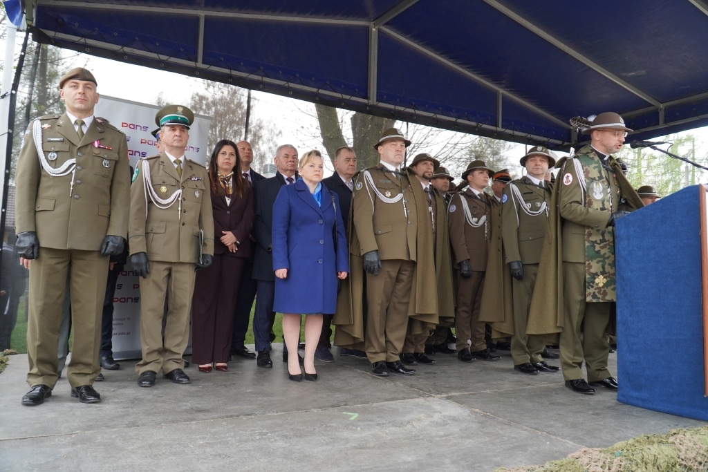 Uroczystość 21. Dywizjonu Artylerii Przeciwlotniczej: żołnierze w mundurach, delegacja