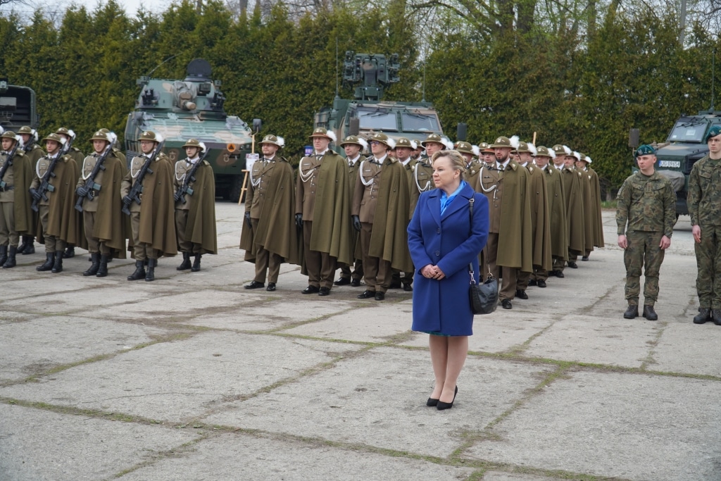 Kobieta w niebieskim płaszczu podczas Święta 21. Dywizjonu Artylerii Przeciwlotniczej