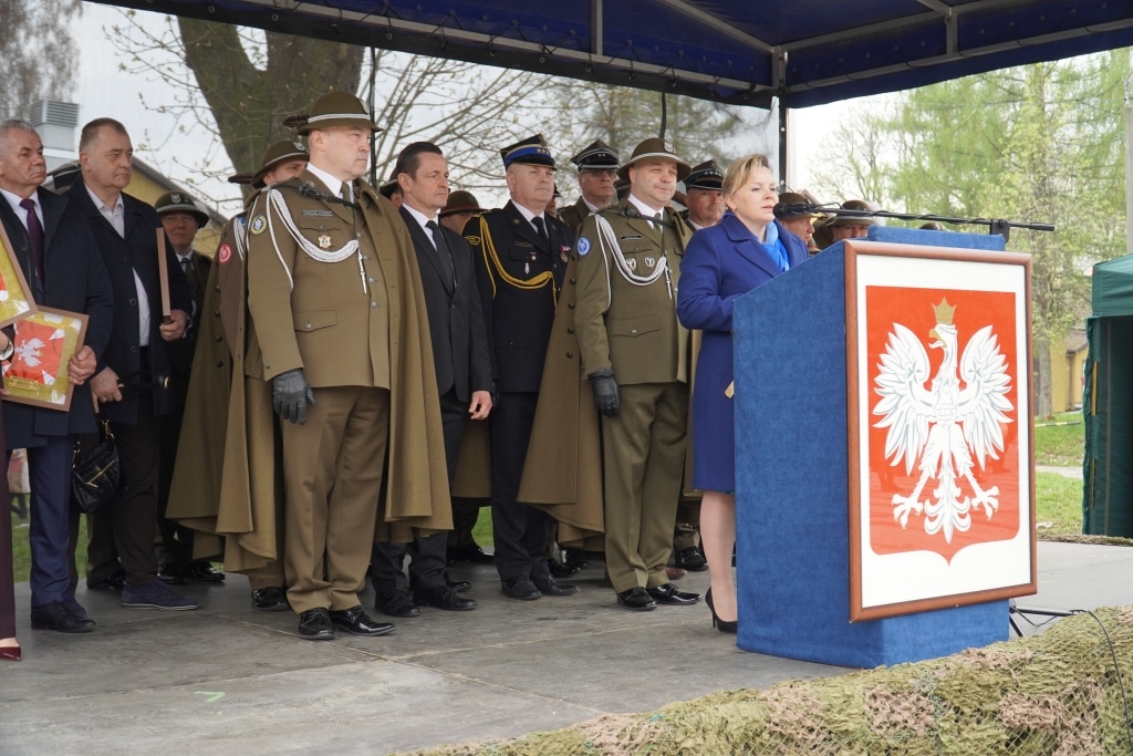Uroczystość 21. Dywizjonu Artylerii Przeciwlotniczej z przemawiającą kobietą
