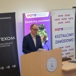 Mężczyzna przemawia na konferencji „Poprawa jakości kształcenia osób dorosłych”