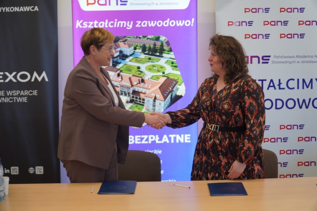Dwie kobiety uścisnęły sobie dłonie podczas konferencji „Poprawa jakości kształcenia osób dorosłych”